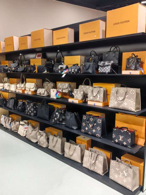 本日の入荷バッグ・スニーカー 実物ショット